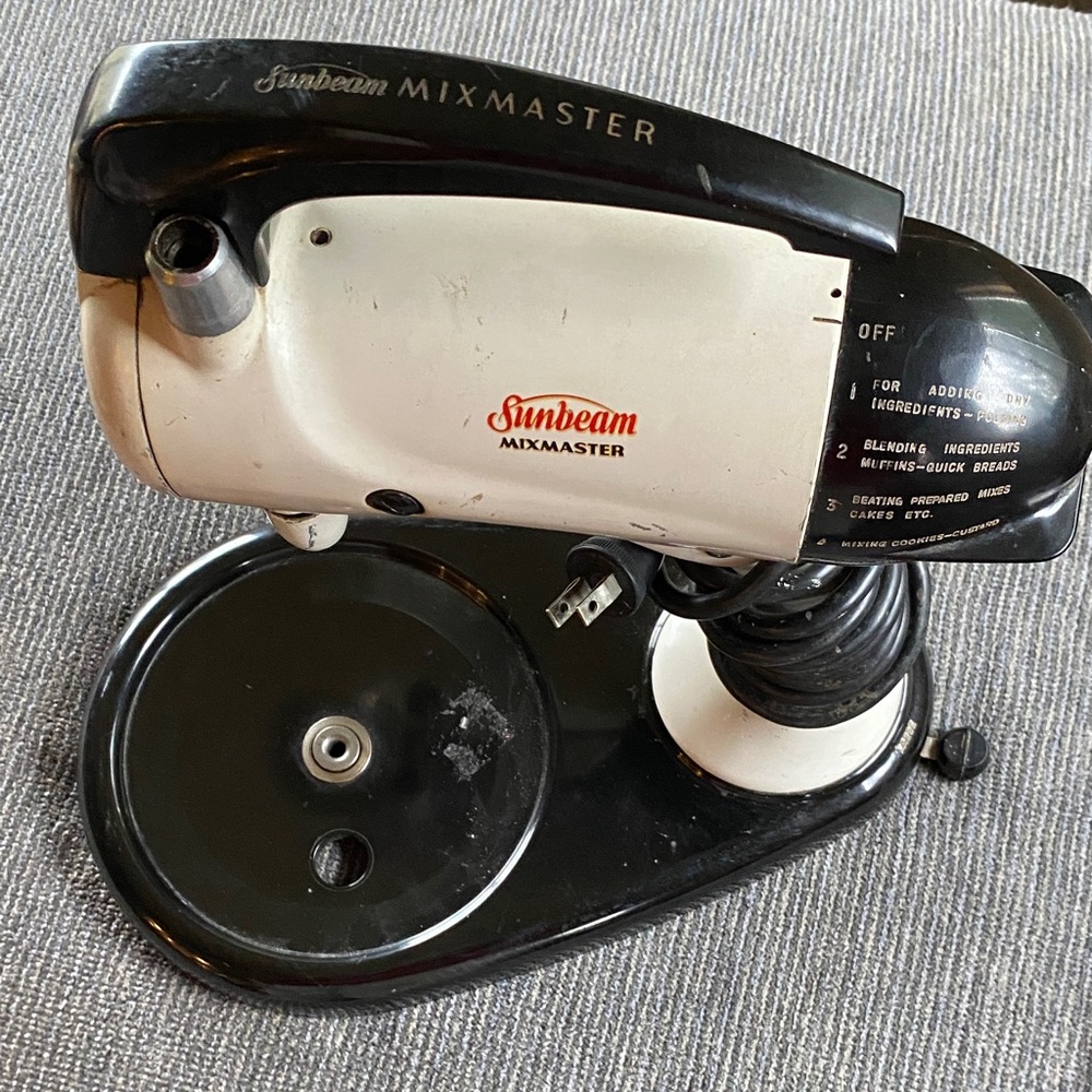 Sunbeam Mixmaster Stand Mixer in Cream and Black 3:8